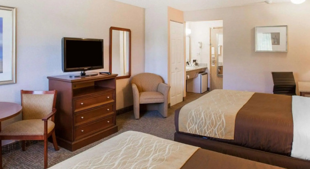 Четырёхместный номер Standard Quality Inn Kirkland