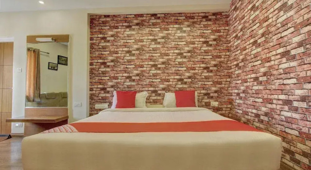 OYO 24825 Hotel Sholas Residency