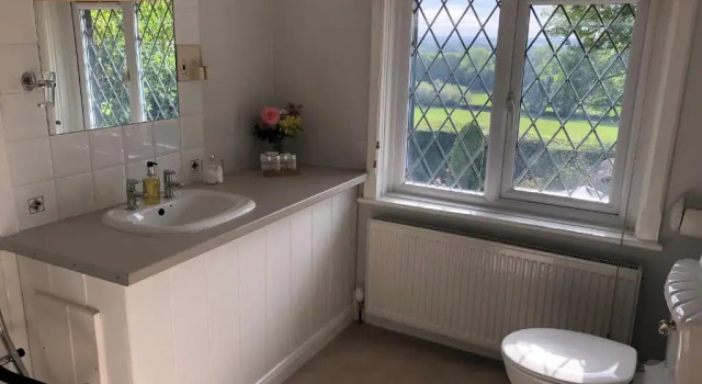 Номер Deluxe Trumbles Gatwick B&B, Peaceful Stay with Parking & Easy Airport Access