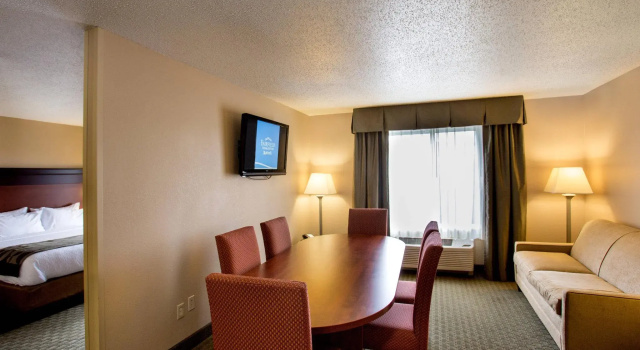 Двухместный люкс Fairfield Inn & Suites by Marriott Detroit Livonia