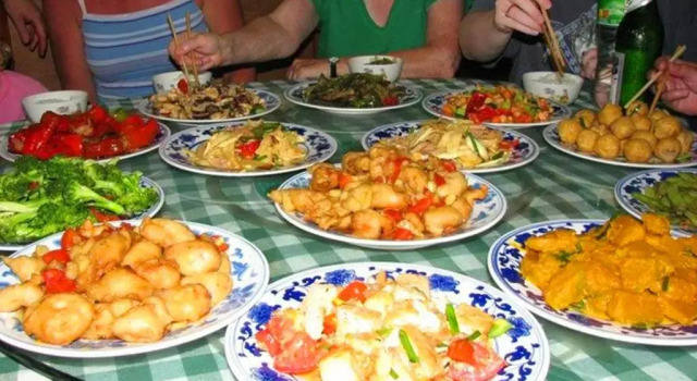 Кровать в общем номере Yangshuo Culture House