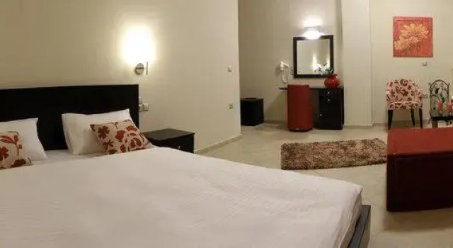 Кровать в общем номере Hotel Meteoritis
