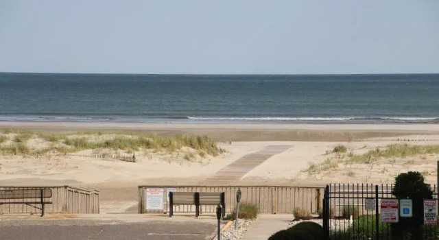 Четырёхместный номер Deluxe с балконом и с видом на море Beach Colony Motel