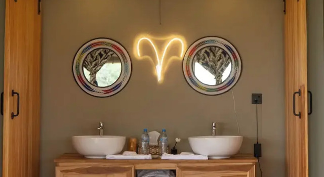 Тент с балконом Malaika Mara River Luxury Camp