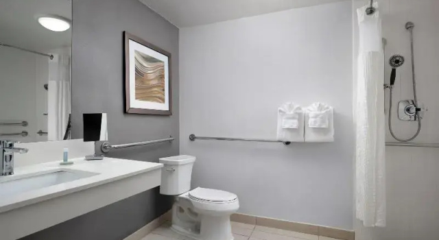 Четырёхместный номер Standard с балконом Отель Courtyard by Marriott Fort Myers Cape Coral