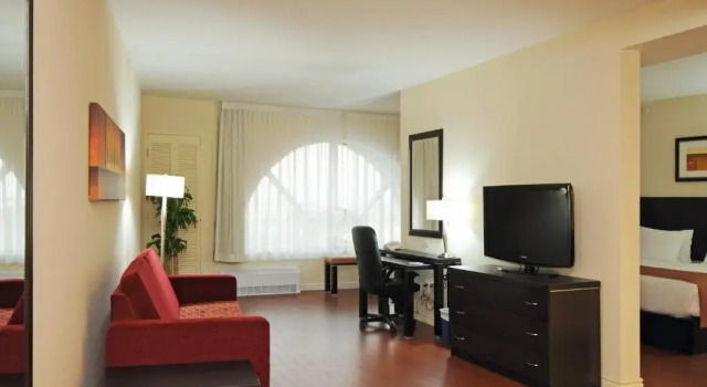 Люкс Holiday Inn & Suites Montreal Airport by IHG