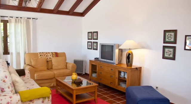 Very Centrally Located, Detached Villa With Private Swimming Pool in Lanzarote, Забронировать Вилла Отели Канарских островов с парковкой, Парковка