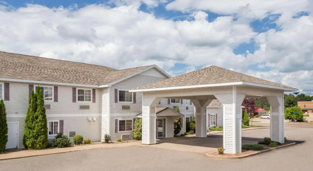 Четырёхместный номер Standard AmericInn by Wyndham Eagle River Downtown