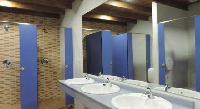 Кровать в общем номере с красивым видом из окна Albergue Santo Tomás de Canterbury - Hostel