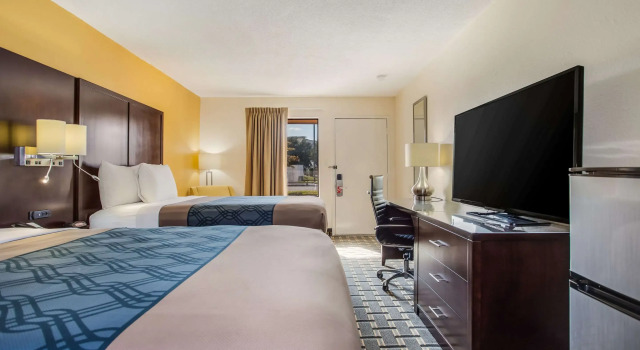 Четырёхместный номер Standard Econo Lodge Coliseum