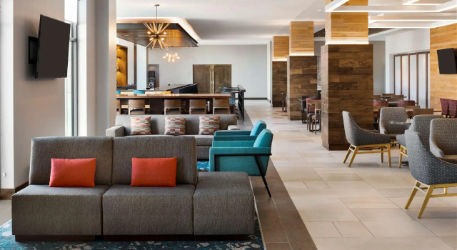 Кровать в общем номере Hilton Garden Inn Milwaukee Brookfield Conference Center, WI