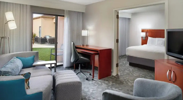 Двухместный люкс с балконом Courtyard by Marriott Fayetteville