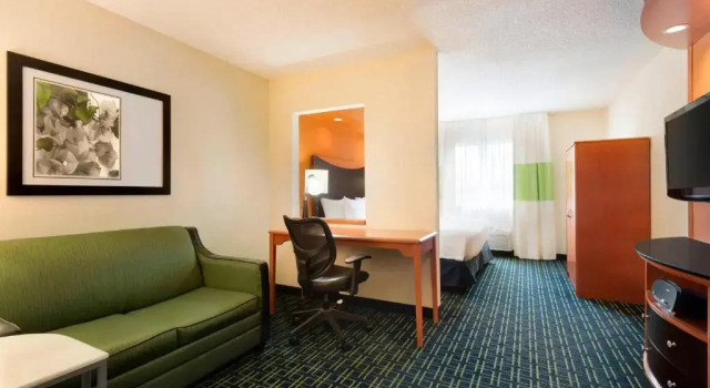Люкс Fairfield Inn & Suites by Marriott Champaign