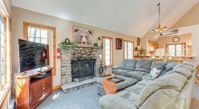 Access to Jack Frost Ski Resort: Home w/ Hot Tub, Book Feriehus Sommerhuse i Pennsylvania, Hytte