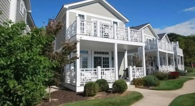 Lake Street Townhome, Book Hotel Hoteller i Saugatuck med parkering, Parkering