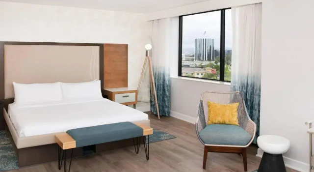 Полулюкс Renaissance Newport Beach Hotel