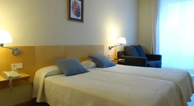 Трёхместный номер Standard с балконом Hotel Rambla