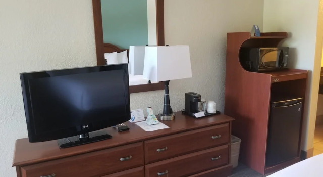 Четырёхместный номер Standard с красивым видом из окна Baymont by Wyndham Sarasota