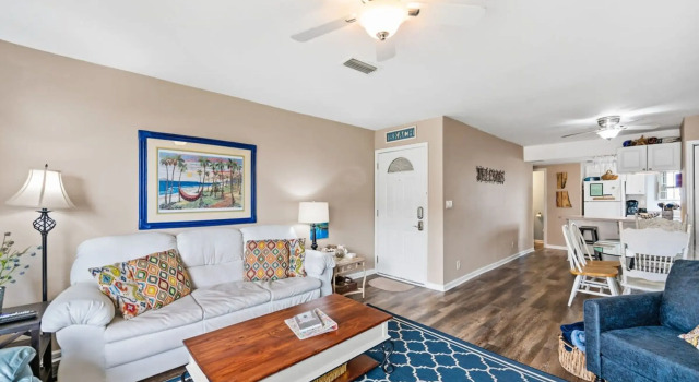 Gulfside Townhome 32 Beachfront Townhouse w Pool, Varaa Villa Huvilat kohteessa Alabama, Villa