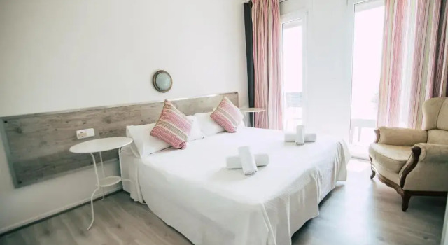 Двухместный номер Standard с балконом и с видом на море Hostal La Llagosta