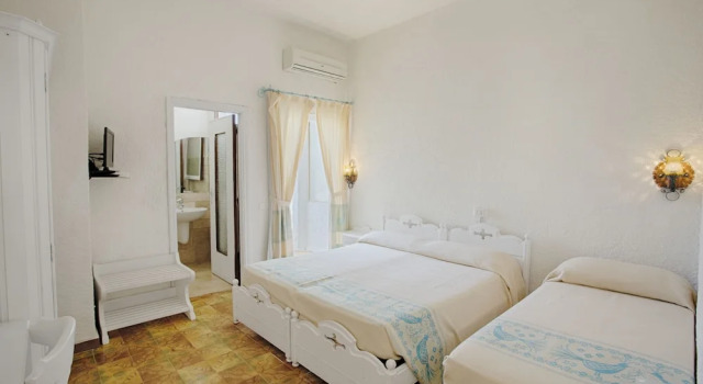 Четырёхместный номер Standard с балконом HOTEL Al FARO , SPIAGGIA LA CINTA ,SAN TEODORO