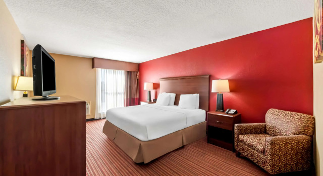Двухместный номер Standard SureStay Plus by Best Western San Antonio Fiesta Inn