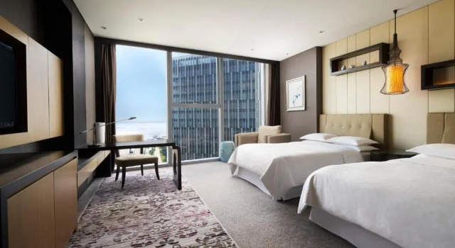 Клубный номер Deluxe Sheraton Shanghai Waigaoqiao Hotel