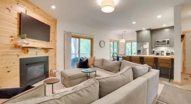 Апартаменты Modern Bellaire Condo: Pool Access, Near Skiing!