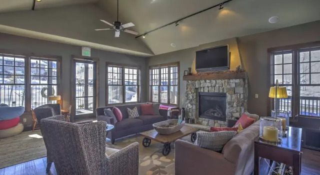 Granby Ranch Escape: Shuttle to the Slopes!, Забронировать Отель Отели Грэнби 3 звезды, рядом с Гольф-клуб Grand Elk, 3*