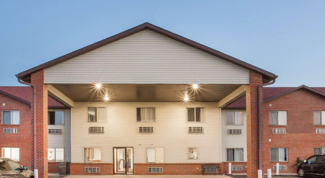Super 8 Monmouth, Rezerwuj Hotel Hotele w Illinois z basenem, Basen