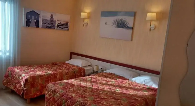 Трёхместный номер Standard Hôtel SABLES DO et son restaurant LE 16 BIS