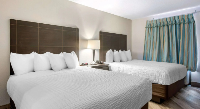 Четырёхместный номер Standard Clarion Inn & Suites Kissimmee-Lake Buena Vista South