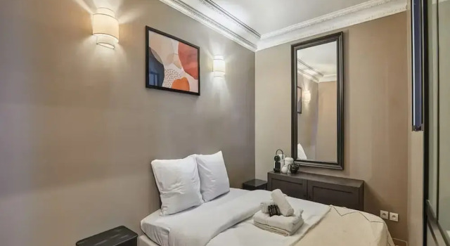 Charming Apartment Center of Paris by Studio Prestige, Забронировать Апартаменты/квартира Париж Иль-де-Франс, рядом с Oasis d'Aboukir