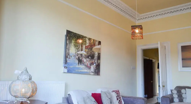 Spacious 4 Bedroom Apartment in Edinburgh, Забронировать Апартаменты/квартира Эдинбург Midlothian, рядом с Национальный музей Шотландии