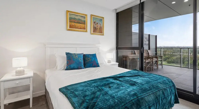 A Taste of Paradise in Inner City Suburbia, Book Apartment Melbourne 