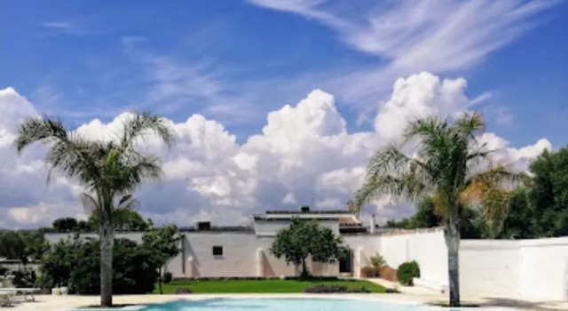 Elegant Double Room in Ancient Masseria Near the sea in a Quiet Olive Trees, Book Hotel Hoteller i Ostuni med pool, Swimmingpool