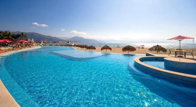 Beachfront Condo in Hotel Zone, Book Hotel Puerto Vallarta Jalisco