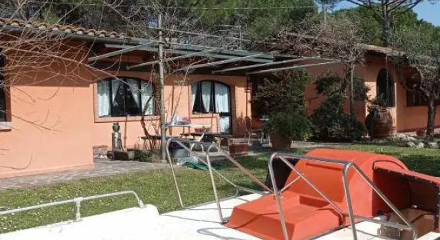 La Casetta Sul Lago B&B, Забронировать Отель «постель и завтрак» Отели в центре Фучеккьо, в центре
