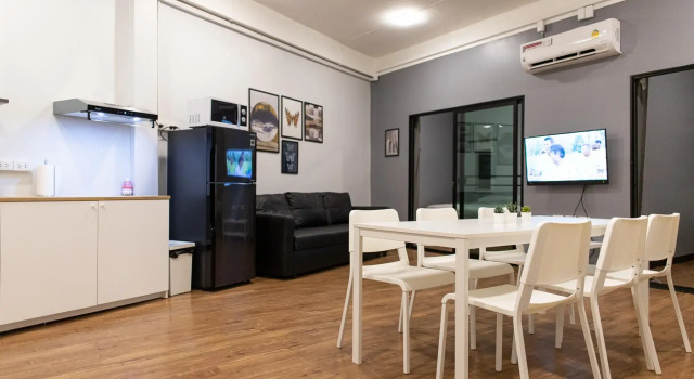U4 Large 2 bed rooms full kitchen 200m to BTS