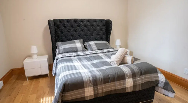 Chic 2BR near Little Italy 5min to Metro, Rezervasyon Otel Montreal Quebec