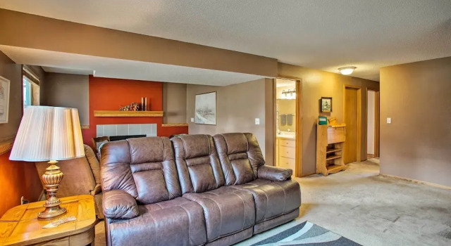 Suburban Gem W/yard+deck 5Mi From Dtwn Rochester!, Varaa Lomakoti Hotellit Minnesota pysäköinnillä, Pysäköinti