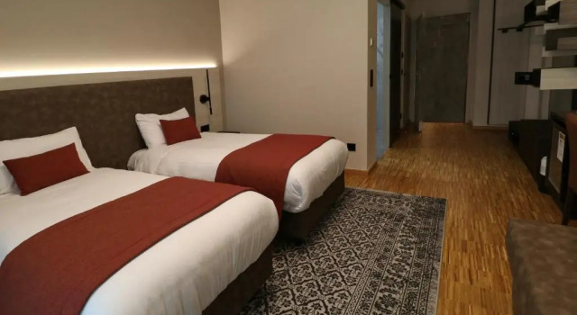 Threeland Hotel, Забронировать Отель Петанж Red Lands