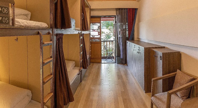 Кровать в общем номере (женский номер) The Hump Hostel