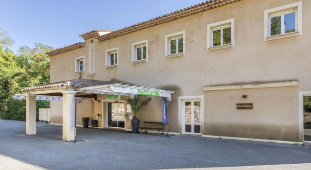 Provencal Family Apartment for 6, Забронировать Апартаменты/квартира Отели в центре Кальяна, в центре