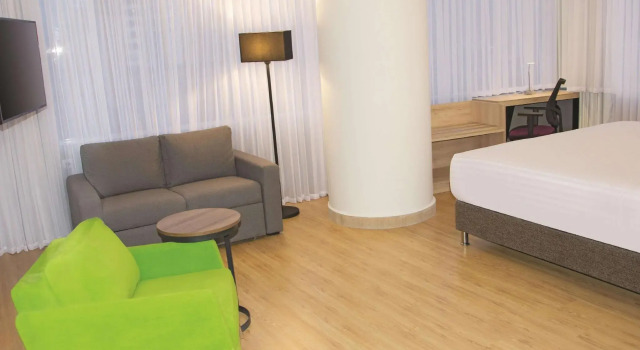 Двухместный полулюкс с видом на город La Quinta by Wyndham Medellin