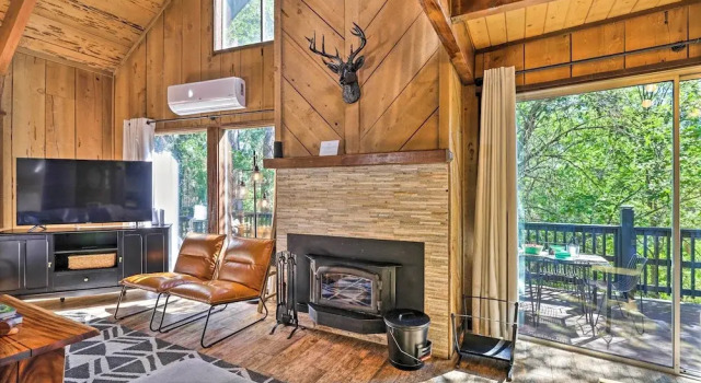 Near Trails: Cabin w/ 2-level Deck in Twain Harte, Забронировать Дом для отпуска Твейн-Гарт штат Калифорния