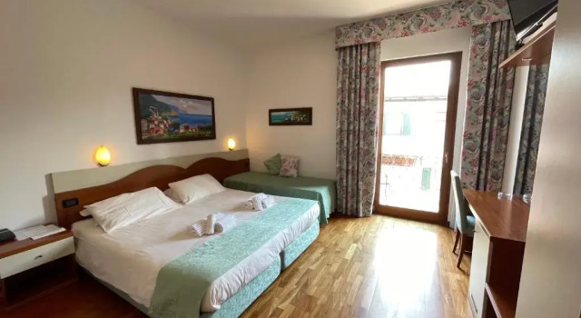 Трёхместный номер Standard с балконом Hotel Meridiana