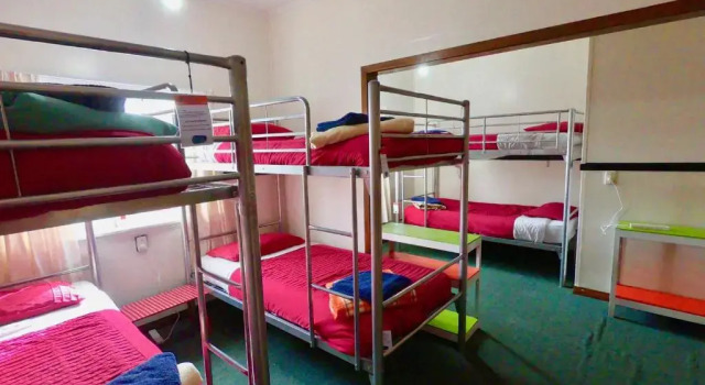 Кровать в общем номере Ducks & Drakes Boutique Motel & Backpackers