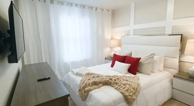 Spacious Townhouse w/ Pool & Free Parking Near Disney