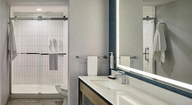Четырёхместный люкс с 2 комнатами Embassy Suites By Hilton Gatlinburg Resort